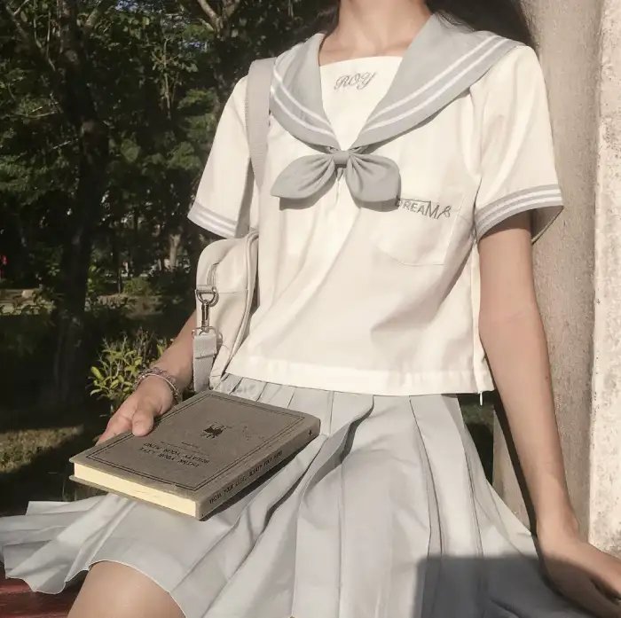 追梦的黎族女娃娃